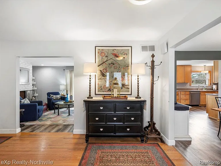 38205 Connaught Dr — Photo 4