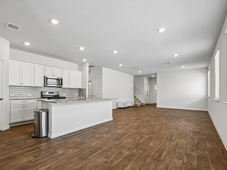 405 Mais Dr — Photo 2