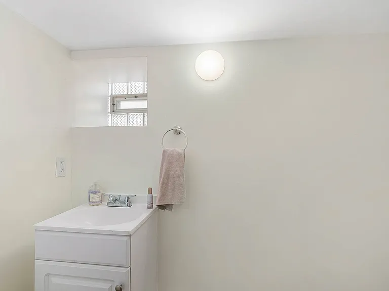2609 E Ontario St — Photo 29