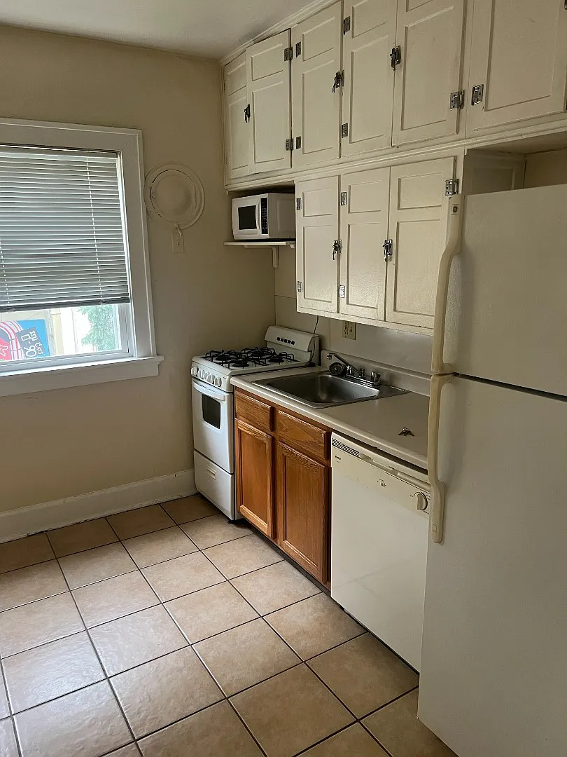 Bright 1-Bed Near UC with In-Unit Laundry & Parking Exceptional Value on Ohio Ave — Photo 3
