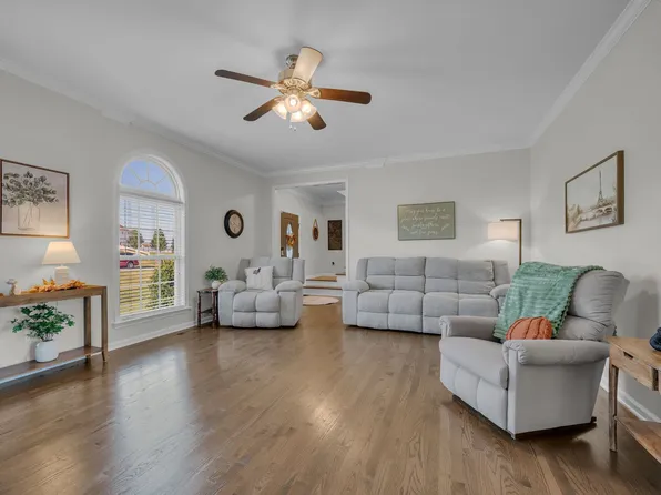 170 Lena Loop, Burns, TN 37029