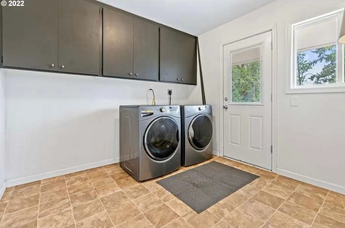 7 bed, 4160 sqft, $3,500 — Photo 3
