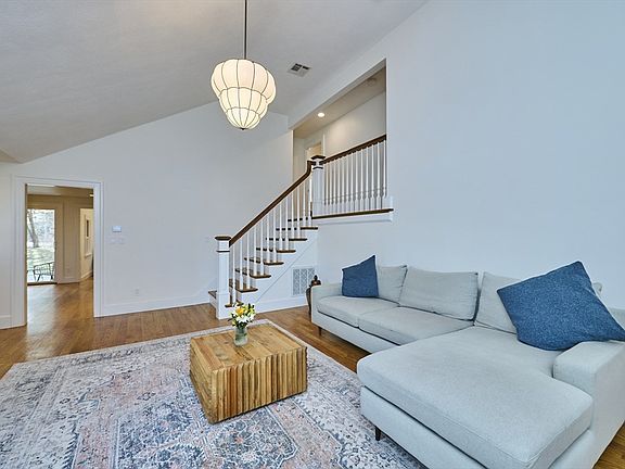 5th image of 42 Troutbrook Rd