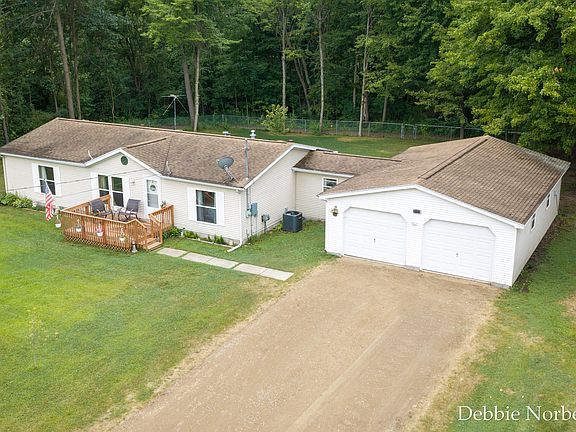 2nd image of 2122 Maple Ln