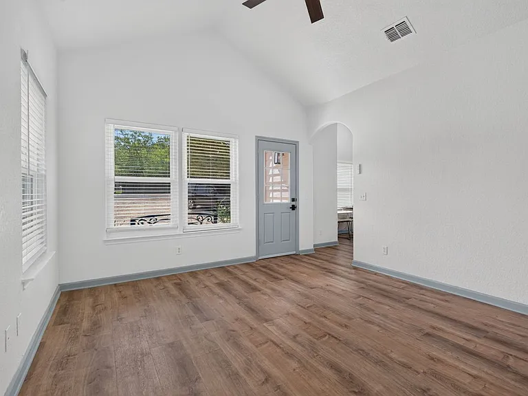 112 Remington Rd — Photo 9