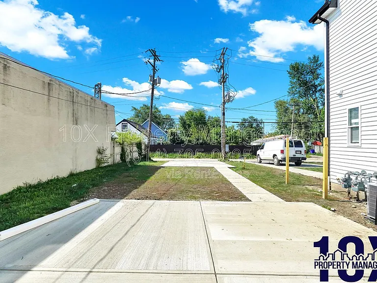1213 E Whittier St — Photo 24