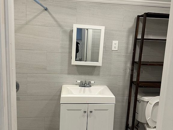 4th image of 4619 Carpenter Ave APT 1