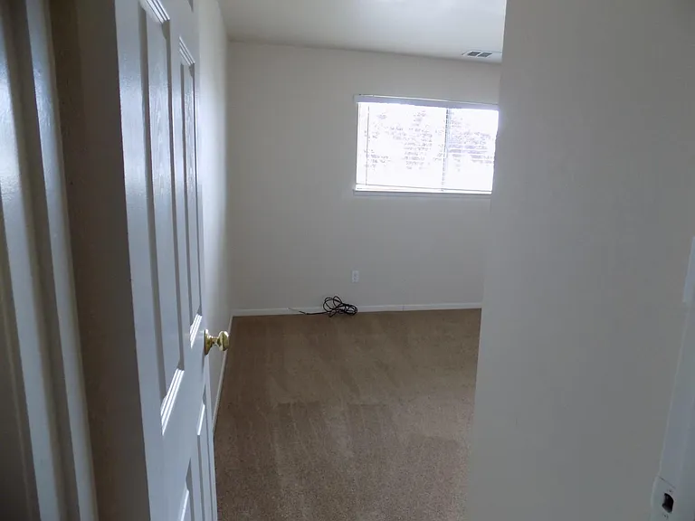 498 Hintz Ave — Photo 12