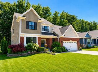 27688 Coleridge St, Harrison Township, MI 48045