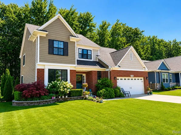 27688 Coleridge St, Harrison Township, MI 48045