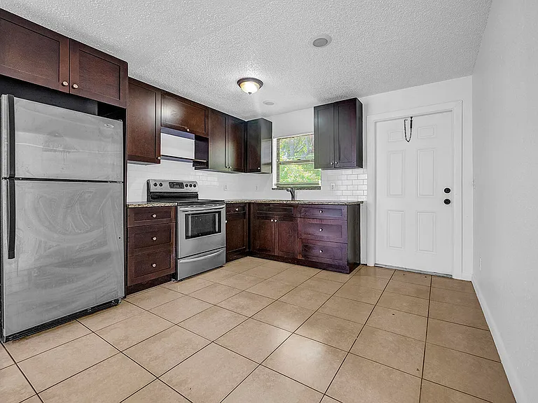 336 NE 12th Ave — Photo 28