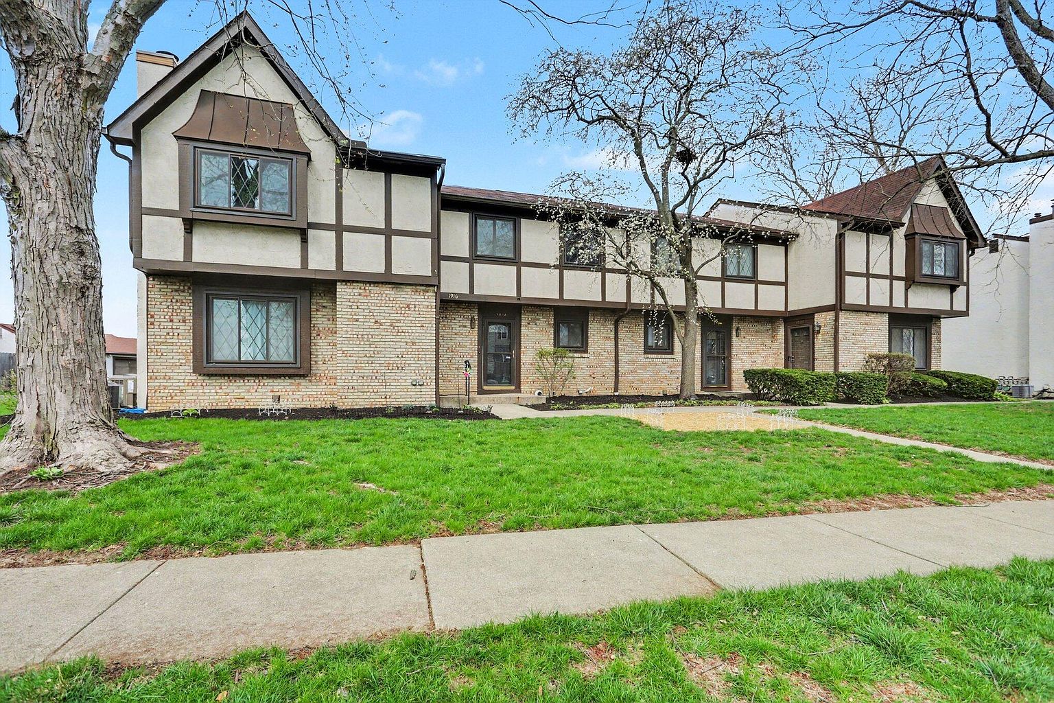 Listing photo 1 for 1914 Laramie Dr #26