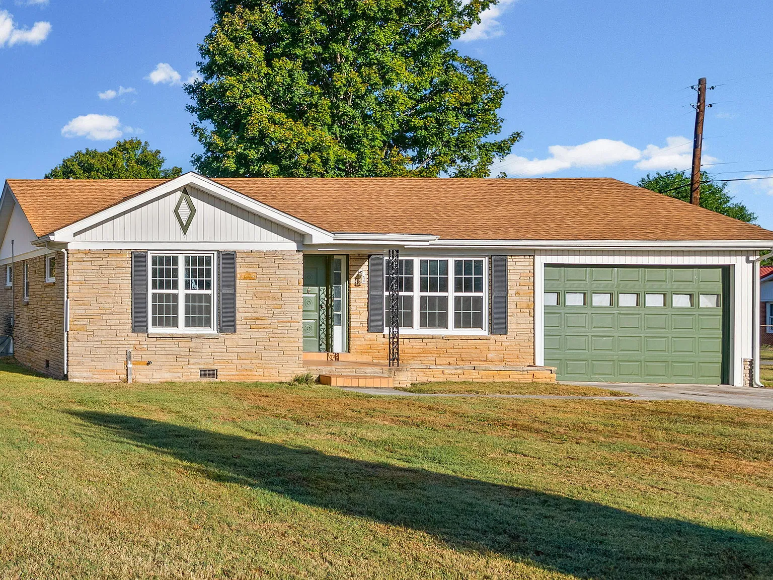 3 bed, 2.0 bath, 1256 sqft, $1,200 — Photo 2