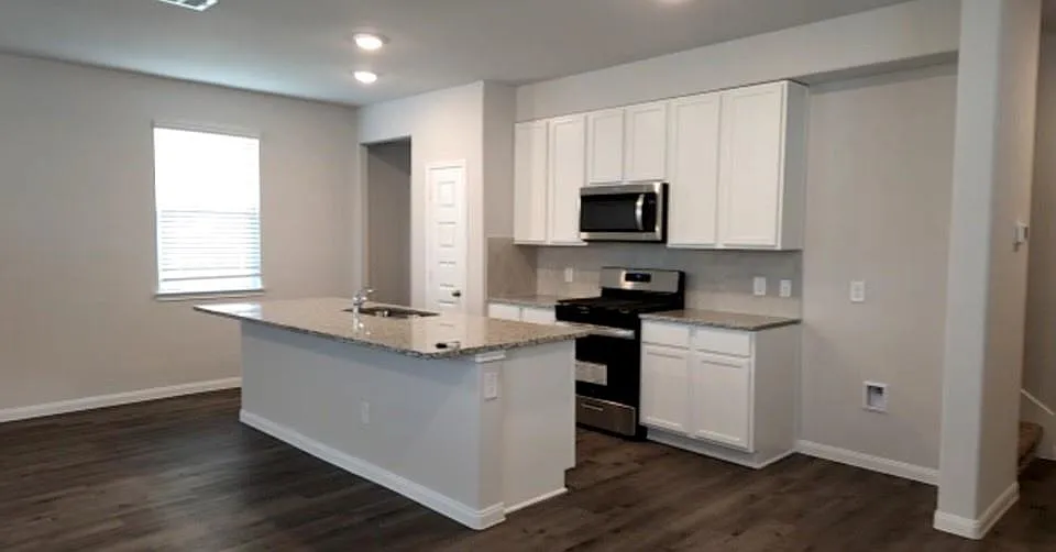 3 bed, 2.5 bath, 1643 sqft, $1,895 — Photo 3