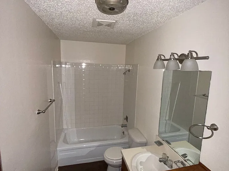 Fox Valley Apartments — Photo 19
