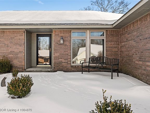3rd image of 102 Richardson Ave