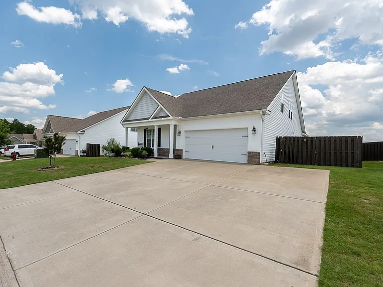3198 Greymoor Cir — Photo 2