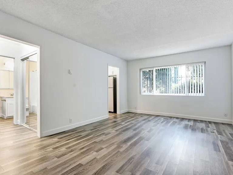 Country Club Apartments — Photo 65