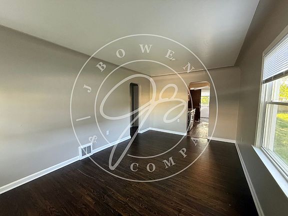 2nd image of 814 Marmion Ave