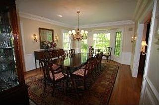 4th image of 585 Laurie Ln