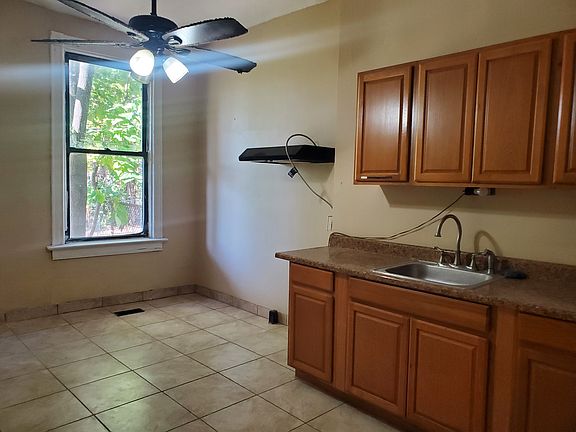 5th image of 1381 Blackstone Ave Unit 1