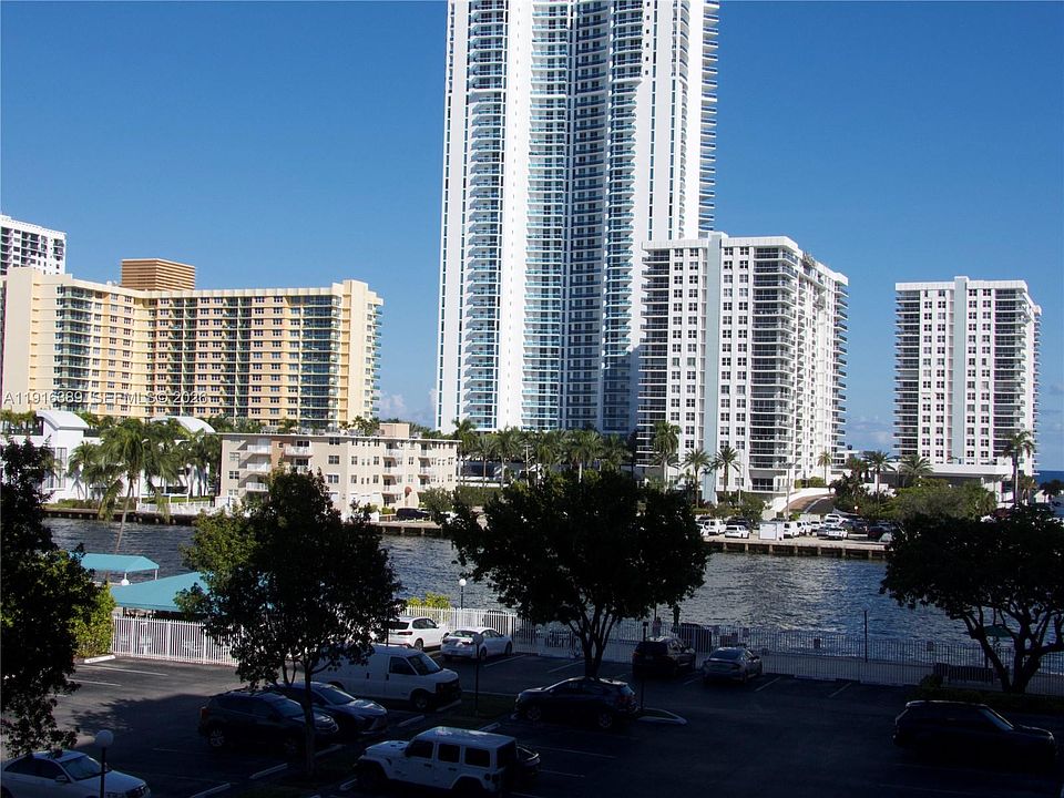 1st image of 800 Parkview Dr APT 402