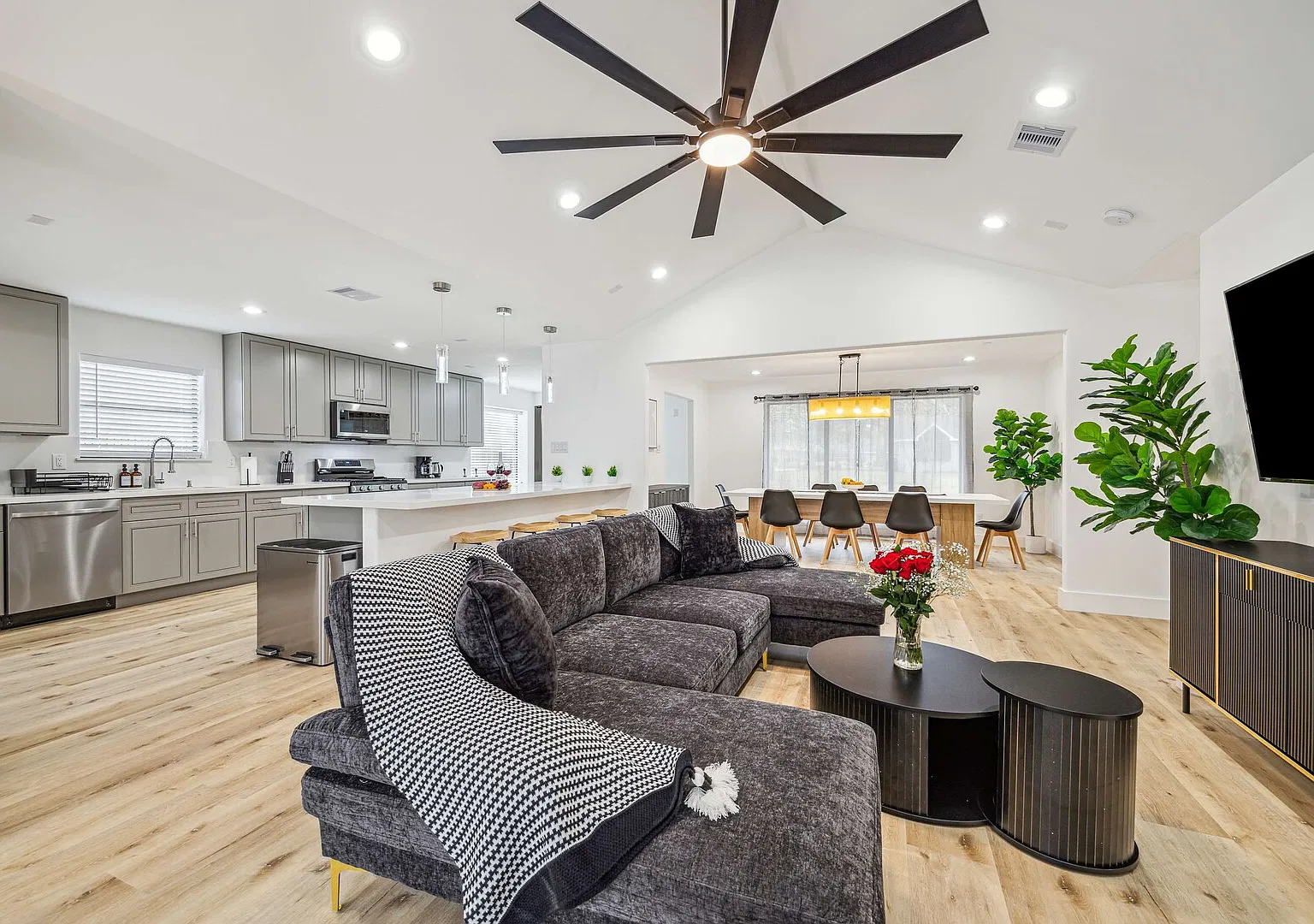 Beautiful 4Bd 3Ba Home with Pool, Hot Tub & Cinema — Photo 2