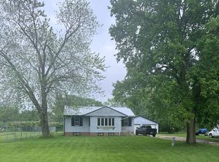 24815 Como Rd, Sterling, IL 61081