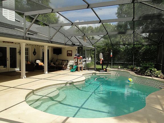 3rd image of 23 Emerald Oaks Ln