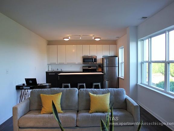 2nd image of 1544 W Glenlake Ave APT 5E