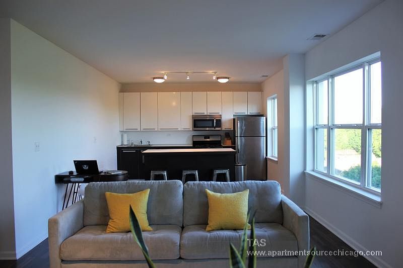 1st image of 1544 W Glenlake Ave APT 4E