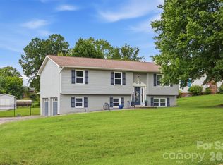 1772 Woodridge Cir, Hickory, NC 28602