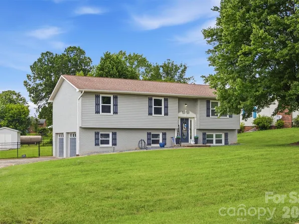 1772 Woodridge Cir, Hickory, NC 28602