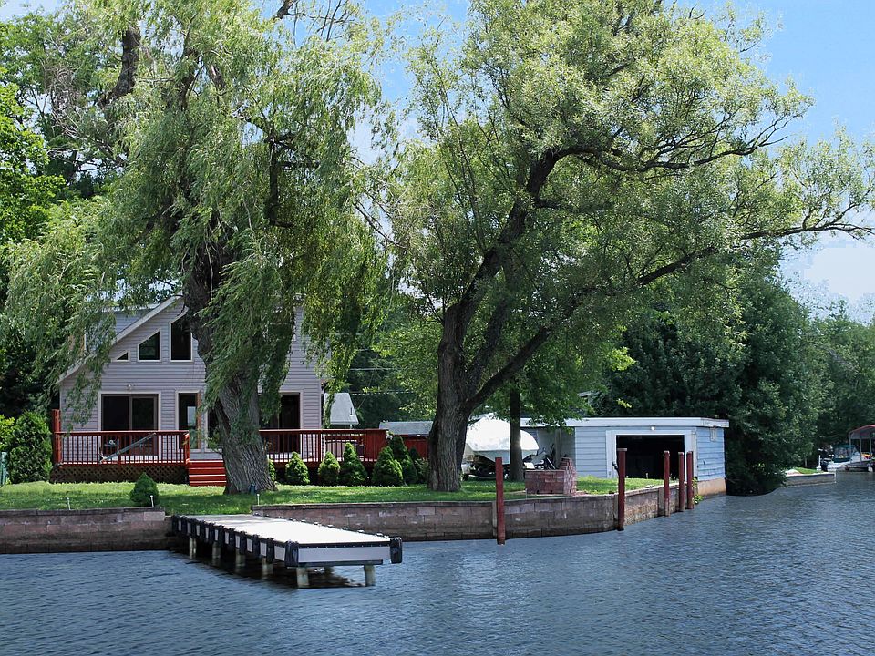 Boat house and 150' frontage