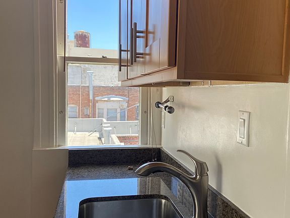 2nd image of 860 Bush St #604