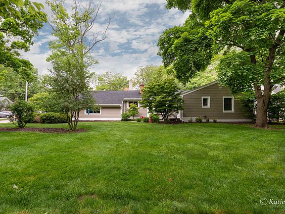 2nd image of 435 Lakeside Dr SE