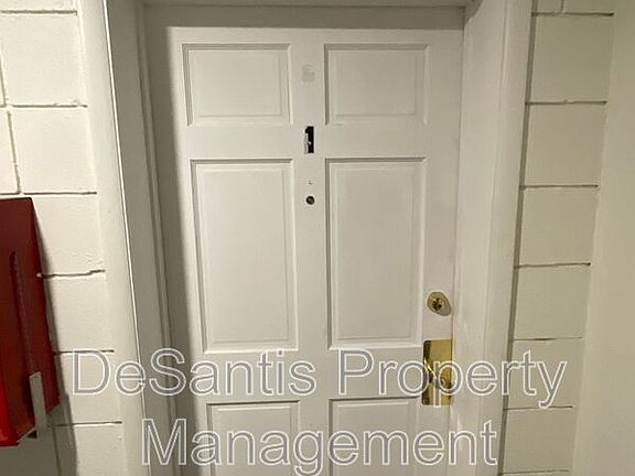 4th image of 946 Carle St APT 1
