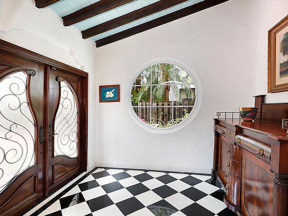 4th image of 1801 S Bayshore Ln