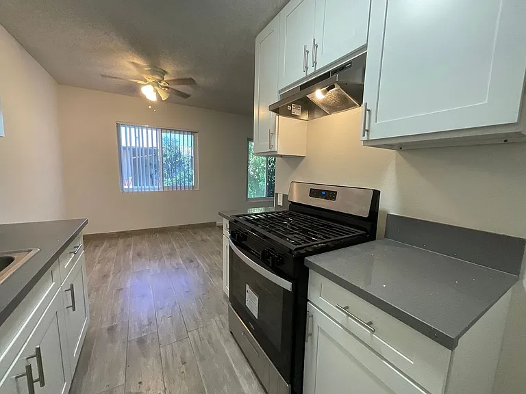 126 E Wilken Way — Photo 8