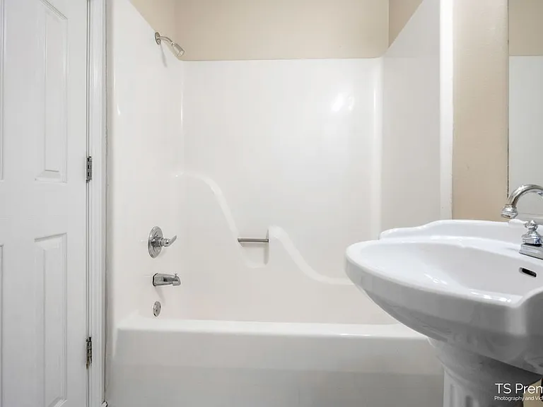 950 N Lindell Ave #1-16 — Photo 5