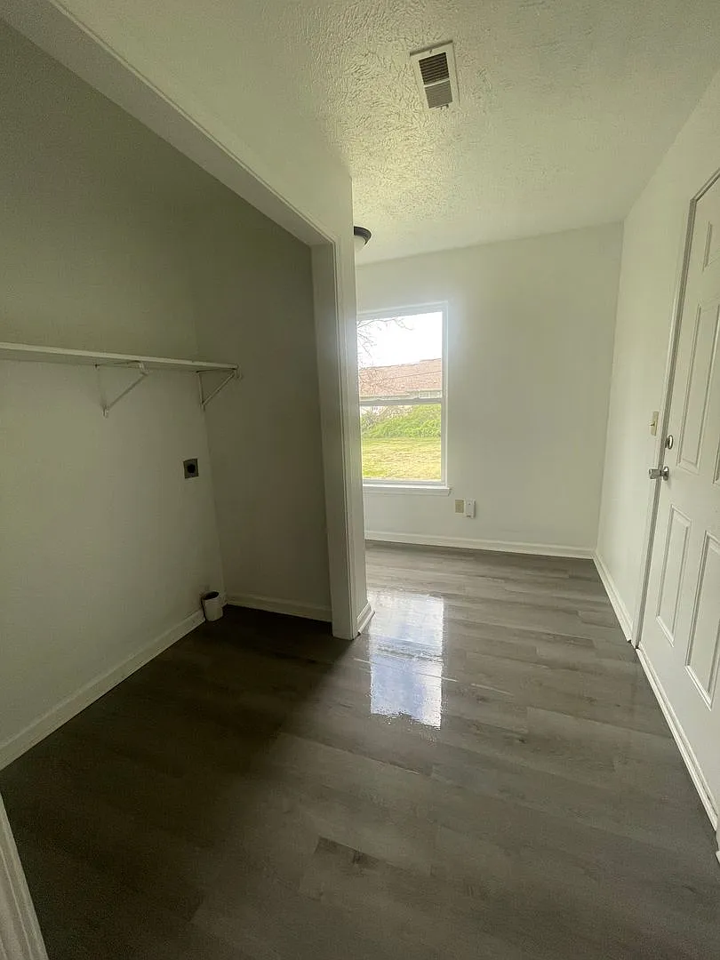 3 Bedrooms. 2 Bathrooms. Giant Backyard. What More Do You Need? — Photo 4