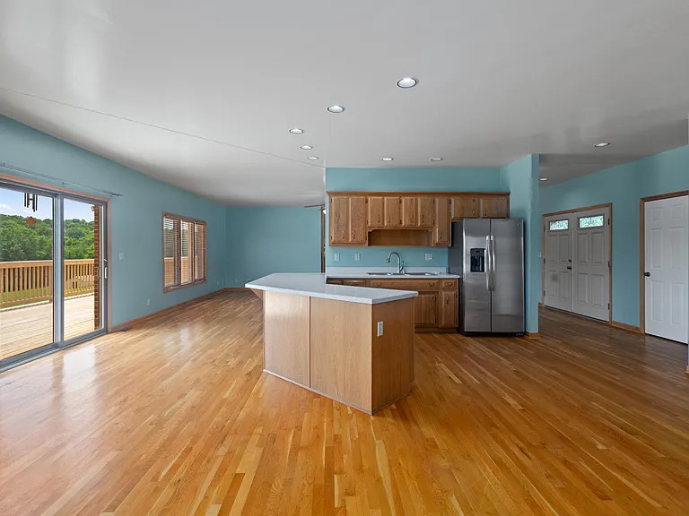 1221 Hawthorne Ln — Photo 9