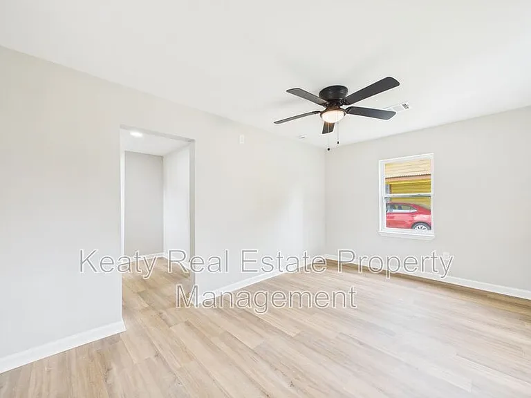 908 Saint Charles St — Photo 11