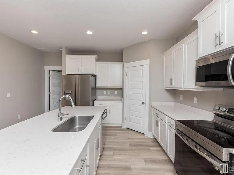 240 Camellia Dr — Photo 7