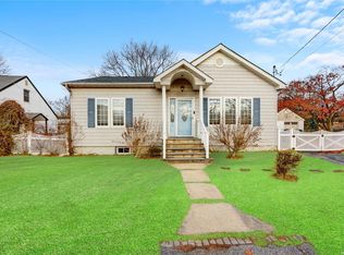 123 W 1st St, West Islip, NY 11795