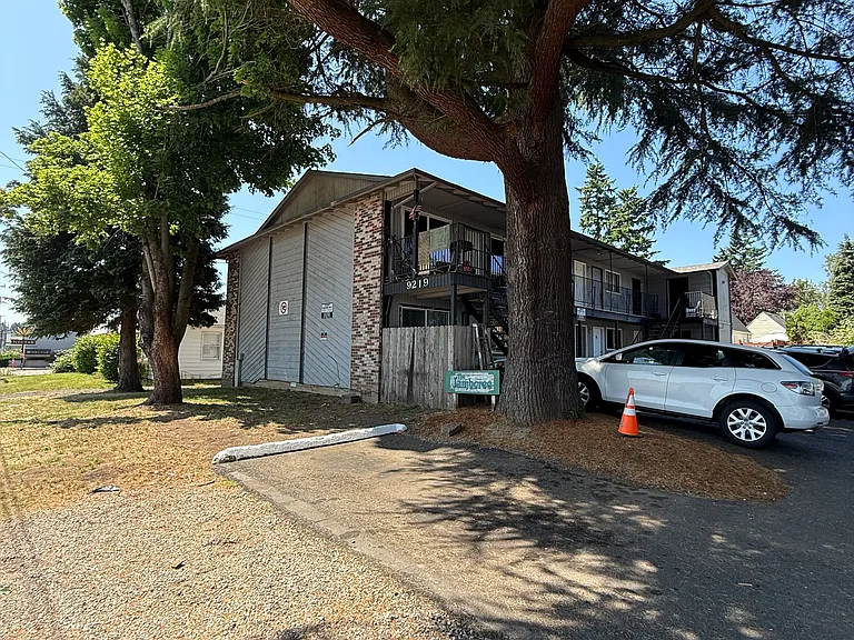 9209 SE Stark St — Photo 1
