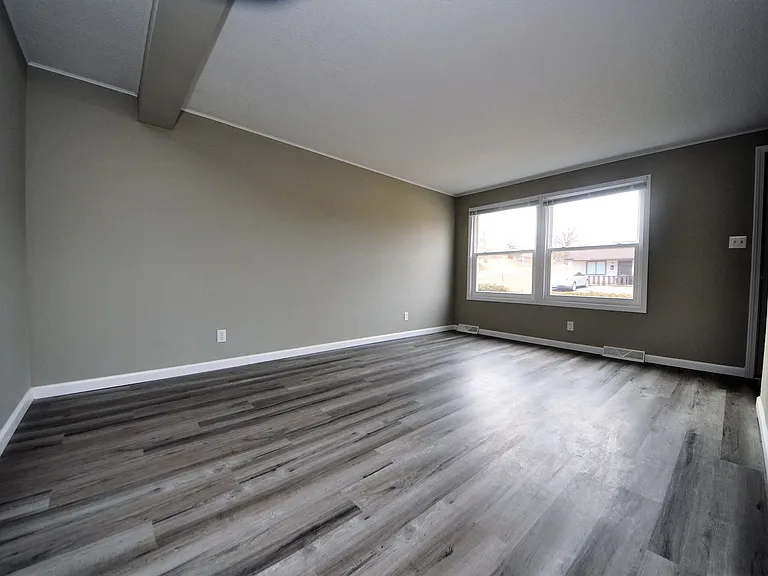 301 Granada Dr — Photo 4
