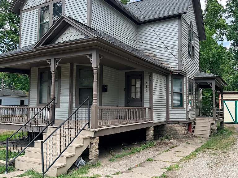 712 W Walnut St — Photo 2
