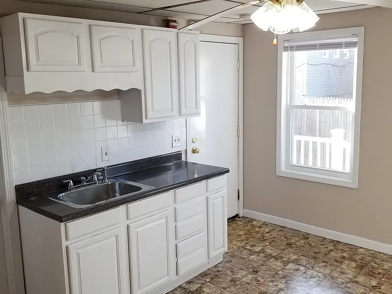 15 Walnut St 3rdflr 2b/1b Updated Newfloors Newpaint 1smpetok Prkg — Photo 12