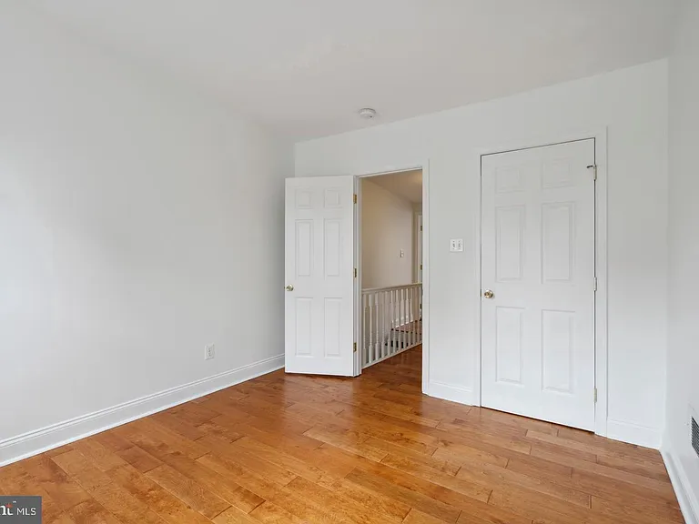 1563 E Hewson St — Photo 15